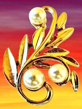 MMOO Vintage Brooch Faux Pearls Leaf Goldtone Collector Pin